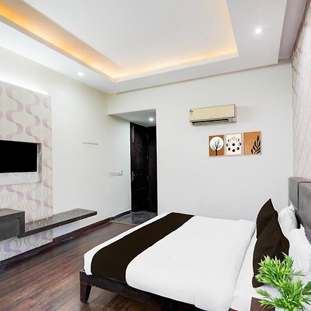 Отель Super Townhouse Sector 51 Noida Near Metro Station Экстерьер фото