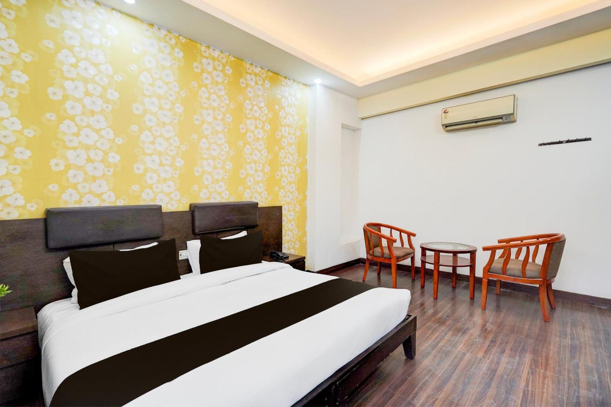 Отель Super Townhouse Sector 51 Noida Near Metro Station Экстерьер фото