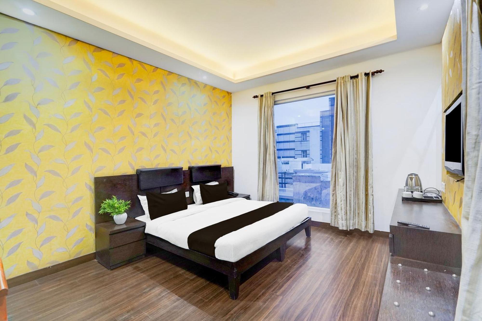 Отель Super Townhouse Sector 51 Noida Near Metro Station Экстерьер фото