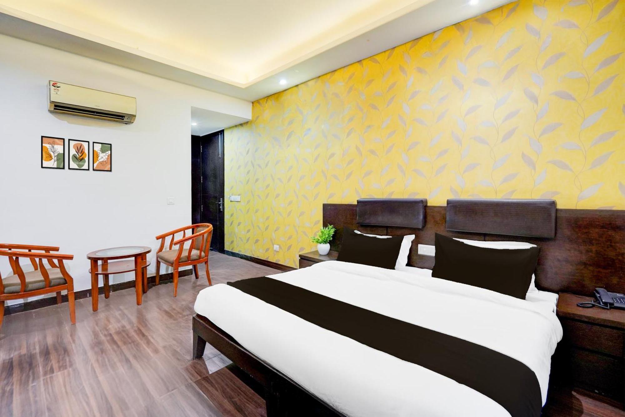 Отель Super Townhouse Sector 51 Noida Near Metro Station Экстерьер фото