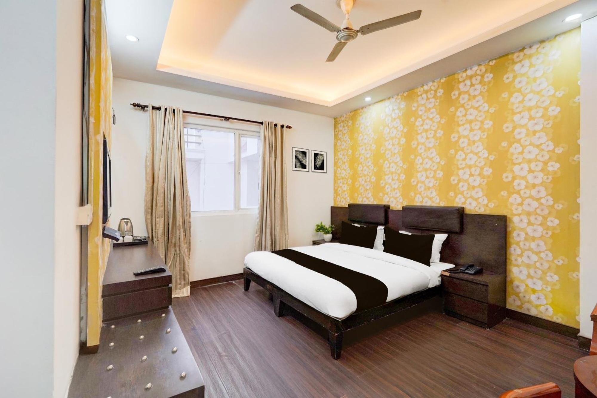 Отель Super Townhouse Sector 51 Noida Near Metro Station Экстерьер фото