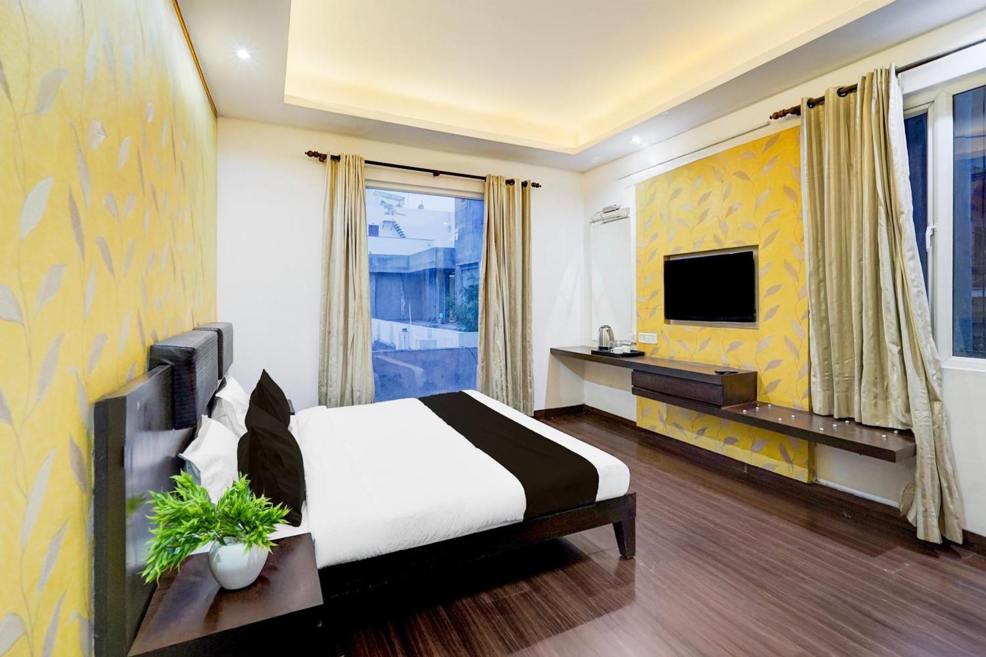 Отель Super Townhouse Sector 51 Noida Near Metro Station Экстерьер фото