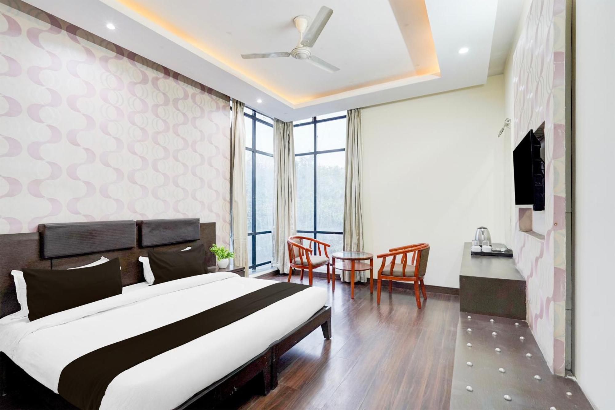 Отель Super Townhouse Sector 51 Noida Near Metro Station Экстерьер фото