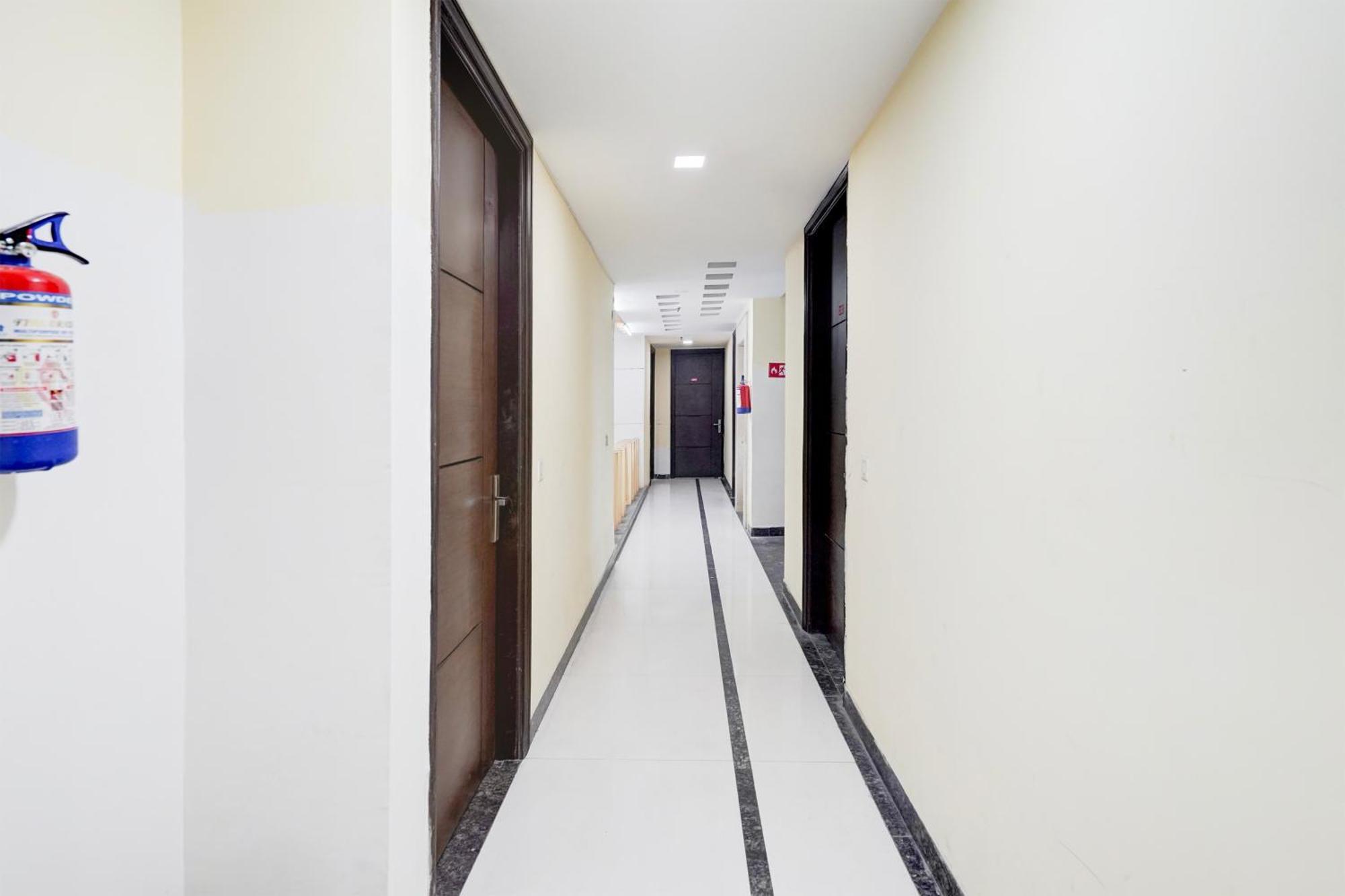 Отель Super Townhouse Sector 51 Noida Near Metro Station Экстерьер фото