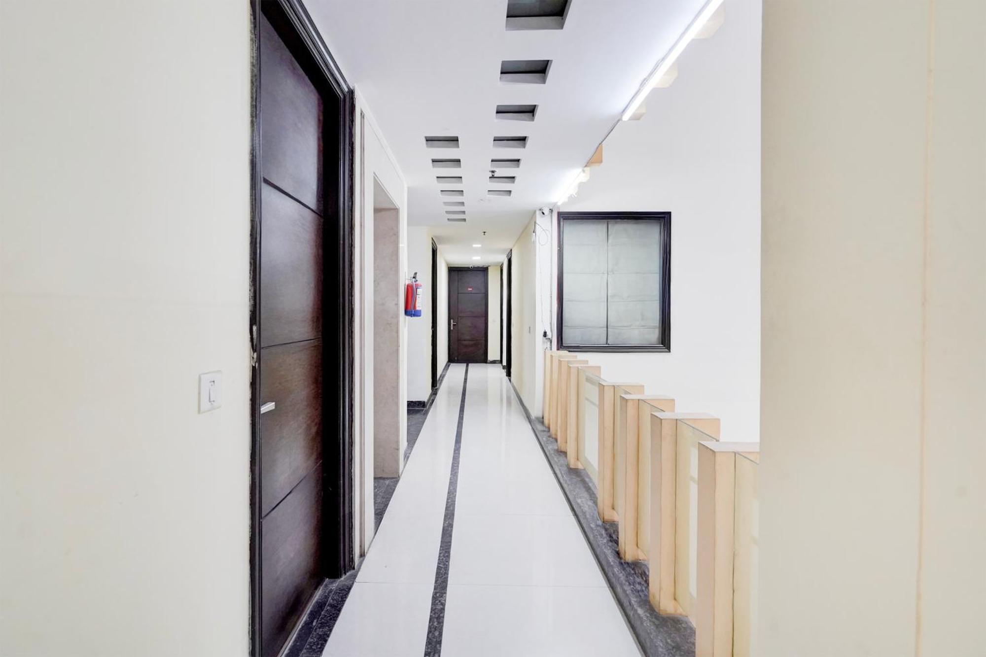 Отель Super Townhouse Sector 51 Noida Near Metro Station Экстерьер фото