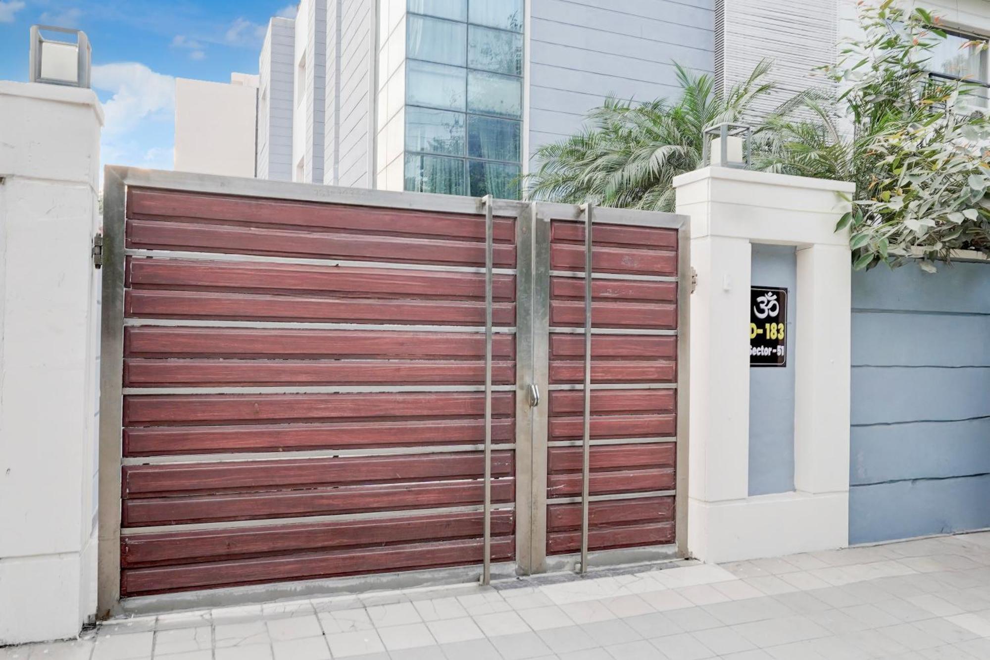 Отель Super Townhouse Sector 51 Noida Near Metro Station Экстерьер фото